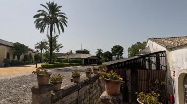 İspanya: Pepes 'in tarihi avlularına, çarşaf döşeli sokaklara ve Jerez de la Frontera' daki asırlık şeri mahzenlerine Bodega 'nın günışığı görüntüleri. 