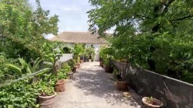 İspanya: Pepes 'in tarihi avlularına, çarşaf döşeli sokaklara ve Jerez de la Frontera' daki asırlık şeri mahzenlerine Bodega 'nın günışığı görüntüleri. 