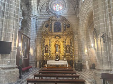 İspanya: Jerez de la Frontera 'daki Jerez Katedrali' nin dış ve iç manzarası, Gotik, Barok ve Neoklasik stillerin mimari karışımı, dekoratif naf yapısı, kubbe, şapeller ve çan kulesinin mimari karışımını sergiliyor..