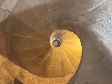 İspanya: Jerez de la Frontera 'daki Jerez Katedrali' nin dış ve iç manzarası, Gotik, Barok ve Neoklasik stillerin mimari karışımı, dekoratif naf yapısı, kubbe, şapeller ve çan kulesinin mimari karışımını sergiliyor..