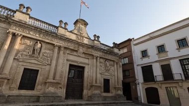 İspanya 22 Ağustos 2025: Jerez şehir merkezinin parlak sokak seviyesi ve mimari manzarası, tarihi plazalar, beyazlatılmış cepheler, Mağripli Alcazar duvarları, süslü balkonlar ve canlı kent manzaraları. Jerez de la Frontera