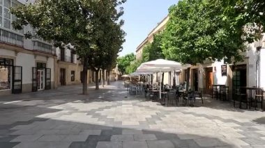 İspanya 22 Ağustos 2025: Jerez şehir merkezinin parlak sokak seviyesi ve mimari manzarası, tarihi plazalar, beyazlatılmış cepheler, Mağripli Alcazar duvarları, süslü balkonlar ve canlı kent manzaraları. Jerez de la Frontera