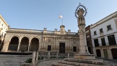 İspanya 22 Ağustos 2025: Jerez şehir merkezinin parlak sokak seviyesi ve mimari manzarası, tarihi plazalar, beyazlatılmış cepheler, Mağripli Alcazar duvarları, süslü balkonlar ve canlı kent manzaraları. Jerez de la Frontera