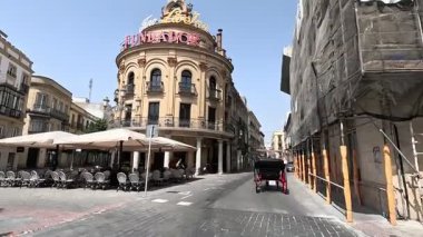 İspanya 22 Ağustos 2025: Jerez şehir merkezinin parlak sokak seviyesi ve mimari manzarası, tarihi plazalar, beyazlatılmış cepheler, Mağripli Alcazar duvarları, süslü balkonlar ve canlı kent manzaraları. Jerez de la Frontera