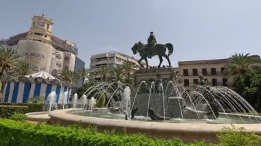 İspanya 22 Ağustos 2025: Jerez şehir merkezinin parlak sokak seviyesi ve mimari manzarası, tarihi plazalar, beyazlatılmış cepheler, Mağripli Alcazar duvarları, süslü balkonlar ve canlı kent manzaraları. Jerez de la Frontera