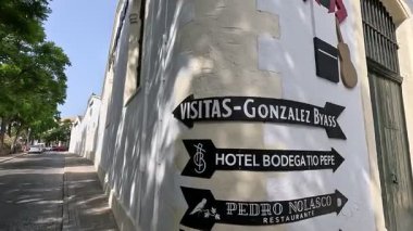 İspanya 22 Ağustos 2025: Jerez şehir merkezinin parlak sokak seviyesi ve mimari manzarası, tarihi plazalar, beyazlatılmış cepheler, Mağripli Alcazar duvarları, süslü balkonlar ve canlı kent manzaraları. Jerez de la Frontera