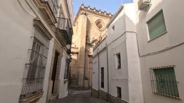 İspanya 22 Ağustos 2025: Jerez şehir merkezinin parlak sokak seviyesi ve mimari manzarası, tarihi plazalar, beyazlatılmış cepheler, Mağripli Alcazar duvarları, süslü balkonlar ve canlı kent manzaraları. Jerez de la Frontera