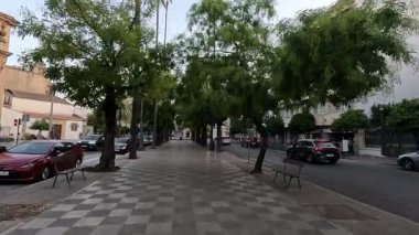 İspanya 22 Ağustos 2025: Jerez şehir merkezinin parlak sokak seviyesi ve mimari manzarası, tarihi plazalar, beyazlatılmış cepheler, Mağripli Alcazar duvarları, süslü balkonlar ve canlı kent manzaraları. Jerez de la Frontera