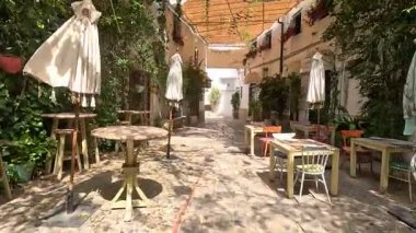 İspanya 22 Ağustos 2025: Jerez şehir merkezinin parlak sokak seviyesi ve mimari manzarası, tarihi plazalar, beyazlatılmış cepheler, Mağripli Alcazar duvarları, süslü balkonlar ve canlı kent manzaraları. Jerez de la Frontera