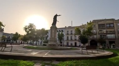 İspanya 22 Ağustos 2025: Jerez şehir merkezinin parlak sokak seviyesi ve mimari manzarası, tarihi plazalar, beyazlatılmış cepheler, Mağripli Alcazar duvarları, süslü balkonlar ve canlı kent manzaraları. Jerez de la Frontera