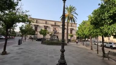 İspanya 22 Ağustos 2025: Jerez şehir merkezinin parlak sokak seviyesi ve mimari manzarası, tarihi plazalar, beyazlatılmış cepheler, Mağripli Alcazar duvarları, süslü balkonlar ve canlı kent manzaraları. Jerez de la Frontera