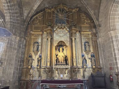 İspanya: Jerez de la Frontera 'daki Jerez Katedrali' nin dış ve iç manzarası, Gotik, Barok ve Neoklasik stillerin mimari karışımı, dekoratif naf yapısı, kubbe, şapeller ve çan kulesinin mimari karışımını sergiliyor..