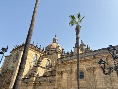 İspanya: Jerez de la Frontera 'daki Jerez Katedrali' nin dış ve iç manzarası, Gotik, Barok ve Neoklasik stillerin mimari karışımı, dekoratif naf yapısı, kubbe, şapeller ve çan kulesinin mimari karışımını sergiliyor.. 