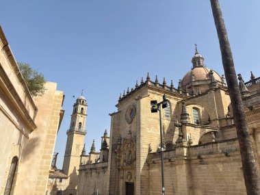 İspanya: Jerez de la Frontera 'daki Jerez Katedrali' nin dış ve iç manzarası, Gotik, Barok ve Neoklasik stillerin mimari karışımı, dekoratif naf yapısı, kubbe, şapeller ve çan kulesinin mimari karışımını sergiliyor.. 