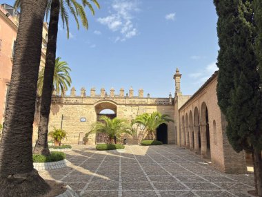 İspanya: 12. yüzyıldan kalma bir Fas kalesi olan Jerez de la Frontera Alczar, yenilenmiş iç bahçelerini ve çeşmelerini sergileyerek ziyaretçilere Endülüs 'ün zengin tarihine bir bakış sunuyor..