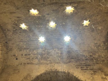 İspanya: 12. yüzyıldan kalma bir Fas kalesi olan Jerez de la Frontera Alczar, yenilenmiş iç bahçelerini ve çeşmelerini sergileyerek ziyaretçilere Endülüs 'ün zengin tarihine bir bakış sunuyor..