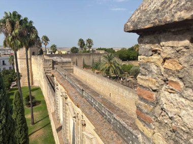 İspanya: 12. yüzyıldan kalma bir Fas kalesi olan Jerez de la Frontera Alczar, yenilenmiş iç bahçelerini ve çeşmelerini sergileyerek ziyaretçilere Endülüs 'ün zengin tarihine bir bakış sunuyor..