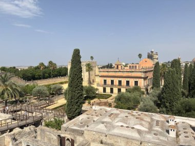 İspanya: 12. yüzyıldan kalma bir Fas kalesi olan Jerez de la Frontera Alczar, yenilenmiş iç bahçelerini ve çeşmelerini sergileyerek ziyaretçilere Endülüs 'ün zengin tarihine bir bakış sunuyor..