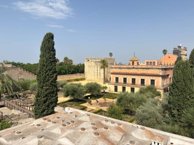 İspanya: 12. yüzyıldan kalma bir Fas kalesi olan Jerez de la Frontera Alczar, yenilenmiş iç bahçelerini ve çeşmelerini sergileyerek ziyaretçilere Endülüs 'ün zengin tarihine bir bakış sunuyor..