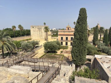 İspanya: 12. yüzyıldan kalma bir Fas kalesi olan Jerez de la Frontera Alczar, yenilenmiş iç bahçelerini ve çeşmelerini sergileyerek ziyaretçilere Endülüs 'ün zengin tarihine bir bakış sunuyor..