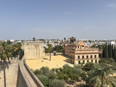 İspanya: 12. yüzyıldan kalma bir Fas kalesi olan Jerez de la Frontera Alczar, yenilenmiş iç bahçelerini ve çeşmelerini sergileyerek ziyaretçilere Endülüs 'ün zengin tarihine bir bakış sunuyor..