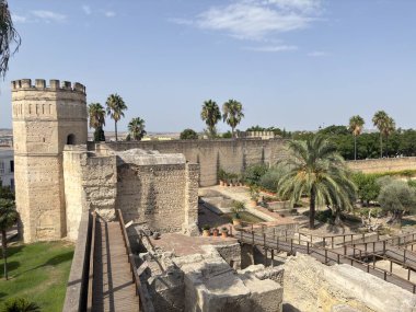 İspanya: 12. yüzyıldan kalma bir Fas kalesi olan Jerez de la Frontera Alczar, yenilenmiş iç bahçelerini ve çeşmelerini sergileyerek ziyaretçilere Endülüs 'ün zengin tarihine bir bakış sunuyor..
