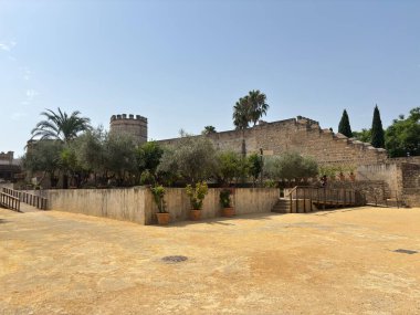 İspanya: 12. yüzyıldan kalma bir Fas kalesi olan Jerez de la Frontera Alczar, yenilenmiş iç bahçelerini ve çeşmelerini sergileyerek ziyaretçilere Endülüs 'ün zengin tarihine bir bakış sunuyor..