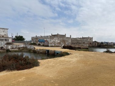 İspanya: Cadiz yakınlarındaki Rio Arillo 'daki tarihi gelgit fabrikasının kalıntıları, manzaralı tuz bataklıklarındaki antik su kaynaklı mühendisliği ele geçirdi.