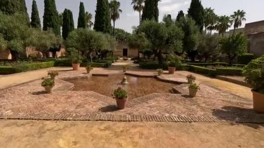 İspanya: Jerez de la Frontera 'nın tarihi Alcazar' ı, Almohad mimarisi, sekizgen kulesi, camisi, hamamı ve bahçeleri, somutlaşmış Endülüs mirası.