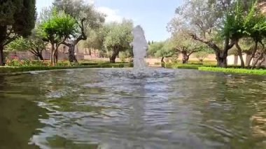 İspanya: Jerez de la Frontera 'nın tarihi Alcazar' ı, Almohad mimarisi, sekizgen kulesi, camisi, hamamı ve bahçeleri, somutlaşmış Endülüs mirası.