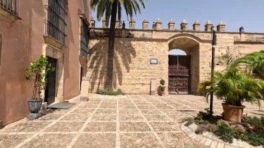 İspanya: Jerez de la Frontera 'nın tarihi Alcazar' ı, Almohad mimarisi, sekizgen kulesi, camisi, hamamı ve bahçeleri, somutlaşmış Endülüs mirası.