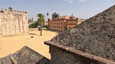 İspanya: Jerez de la Frontera 'nın tarihi Alcazar' ı, Almohad mimarisi, sekizgen kulesi, camisi, hamamı ve bahçeleri, somutlaşmış Endülüs mirası.