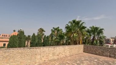 İspanya: Jerez de la Frontera 'nın tarihi Alcazar' ı, Almohad mimarisi, sekizgen kulesi, camisi, hamamı ve bahçeleri, somutlaşmış Endülüs mirası.