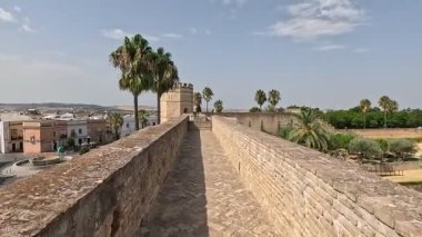 İspanya: Jerez de la Frontera 'nın tarihi Alcazar' ı, Almohad mimarisi, sekizgen kulesi, camisi, hamamı ve bahçeleri, somutlaşmış Endülüs mirası.