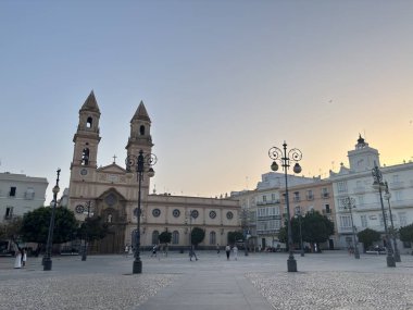 İspanya: Cadiz çevresindeki canlı görüntülerde tarihi sokaklar, Katedral ve Torre Tavira gibi ikonik binalar ve Roma Tiyatrosu gibi antik anıtlar yer alıyor..