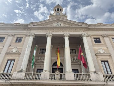 İspanya: Cadiz çevresindeki canlı görüntülerde tarihi sokaklar, Katedral ve Torre Tavira gibi ikonik binalar ve Roma Tiyatrosu gibi antik anıtlar yer alıyor..