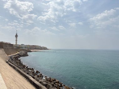 İspanya: Cadiz çevresindeki canlı görüntülerde tarihi sokaklar, Katedral ve Torre Tavira gibi ikonik binalar ve Roma Tiyatrosu gibi antik anıtlar yer alıyor..