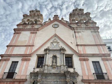 İspanya: Cadiz çevresindeki canlı görüntülerde tarihi sokaklar, Katedral ve Torre Tavira gibi ikonik binalar ve Roma Tiyatrosu gibi antik anıtlar yer alıyor..