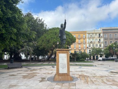 İspanya: Cadiz çevresindeki canlı görüntülerde tarihi sokaklar, Katedral ve Torre Tavira gibi ikonik binalar ve Roma Tiyatrosu gibi antik anıtlar yer alıyor..