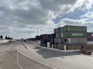 İspanya: Tarihi eski binaları modern konteyner terminalleriyle harmanlayan Cadiz Limanı, Atlantik kıyısındaki deniz mirası ve çağdaş ticareti gözler önüne seriyor.