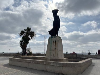 İspanya: Cadiz çevresindeki canlı görüntülerde tarihi sokaklar, Katedral ve Torre Tavira gibi ikonik binalar ve Roma Tiyatrosu gibi antik anıtlar yer alıyor..