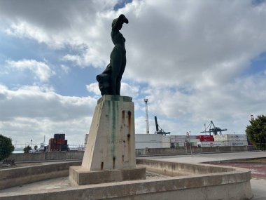 İspanya: Cadiz çevresindeki canlı görüntülerde tarihi sokaklar, Katedral ve Torre Tavira gibi ikonik binalar ve Roma Tiyatrosu gibi antik anıtlar yer alıyor..