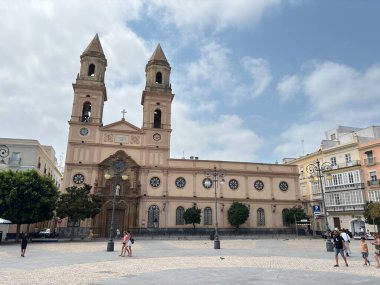 İspanya: Cadiz çevresindeki canlı görüntülerde tarihi sokaklar, Katedral ve Torre Tavira gibi ikonik binalar ve Roma Tiyatrosu gibi antik anıtlar yer alıyor..