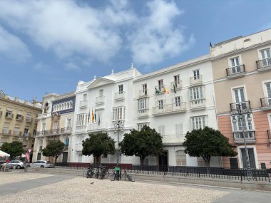 İspanya: Cadiz çevresindeki canlı görüntülerde tarihi sokaklar, Katedral ve Torre Tavira gibi ikonik binalar ve Roma Tiyatrosu gibi antik anıtlar yer alıyor..