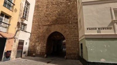 İspanya: Cdiz 'in tarihi caddeleri, beyazlatılmış binalar, dar sokaklar, plazalar ve Katedral ve Roma Tiyatrosu gibi ikonik manzaralar.