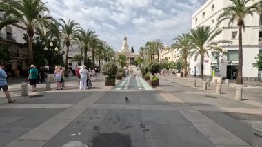 İspanya: Cdiz 'in tarihi caddeleri, beyazlatılmış binalar, dar sokaklar, plazalar ve Katedral ve Roma Tiyatrosu gibi ikonik manzaralar.