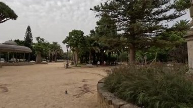 İspanya: Cdiz 'in tarihi caddeleri, beyazlatılmış binalar, dar sokaklar, plazalar ve Katedral ve Roma Tiyatrosu gibi ikonik manzaralar.