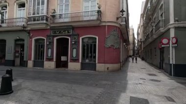 İspanya: Cdiz 'in tarihi caddeleri, beyazlatılmış binalar, dar sokaklar, plazalar ve Katedral ve Roma Tiyatrosu gibi ikonik manzaralar.