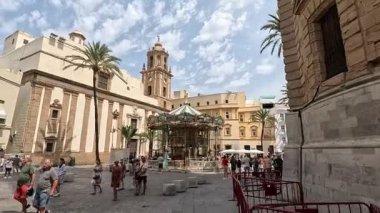 İspanya: Cdiz 'in tarihi caddeleri, beyazlatılmış binalar, dar sokaklar, plazalar ve Katedral ve Roma Tiyatrosu gibi ikonik manzaralar.