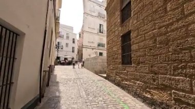 İspanya: Cdiz 'in tarihi caddeleri, beyazlatılmış binalar, dar sokaklar, plazalar ve Katedral ve Roma Tiyatrosu gibi ikonik manzaralar.